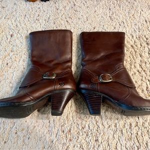 Born leather upper brown boots in size 61/2.